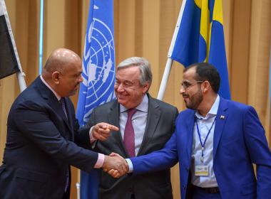 Yemeni Foreign Minister Khaled al-Yamani (L) and rebel negotiator Mohammed Abdelsalam shake hands.